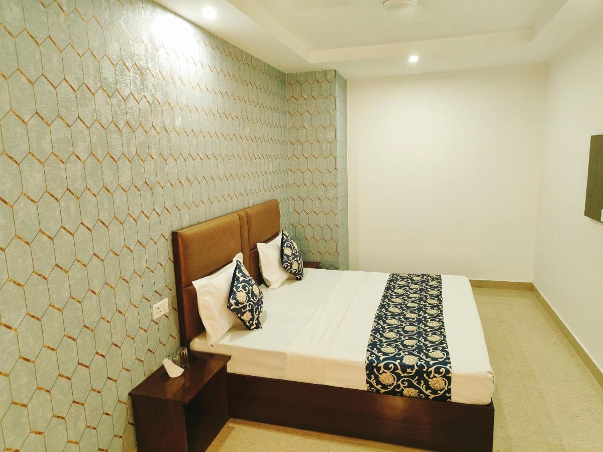 S Ambiance Near Delhi Airport Hotel 4*